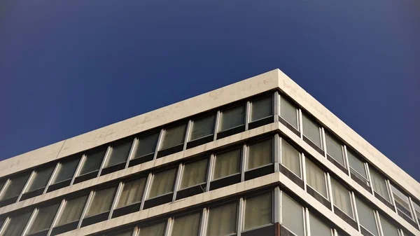 Γωνία Της Πρόσοψης Παράθυρα Στο Κτίριο Κατά Τον Ουρανό — Φωτογραφία Αρχείου