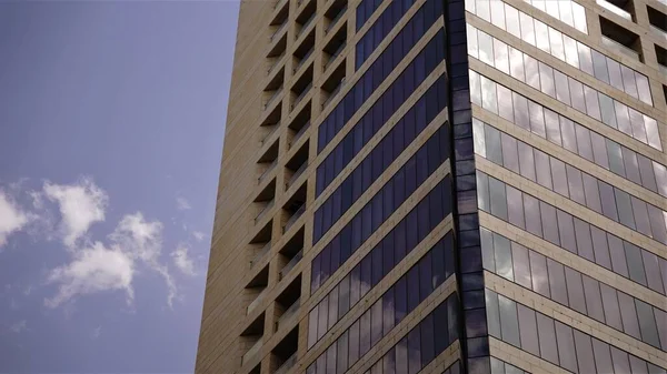 Esquina Fachada Del Edificio Del Rascacielos Contra Cielo —  Fotos de Stock