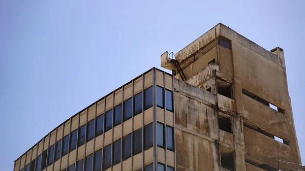 하늘을 배경으로 무너져 건물의 — 스톡 사진