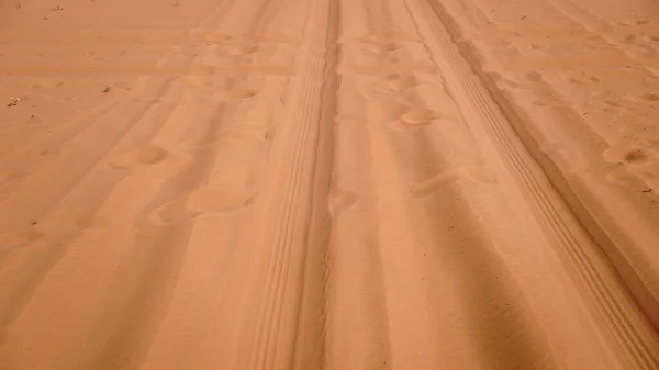 Segni Ruota Sulla Sabbia Come Sfondo — Foto Stock