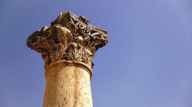 Gökyüzüne karşı Corinthian taş sütun başkenti