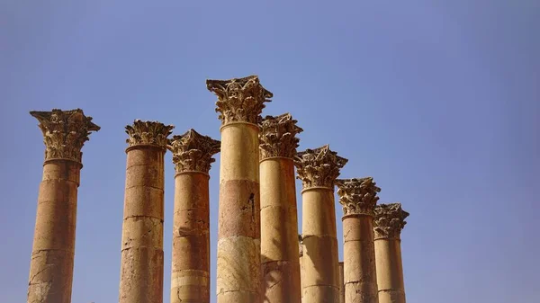 Ρωμαϊκές Πέτρινες Κολώνες Συγκεντρωμένες Στον Ουρανό — Φωτογραφία Αρχείου