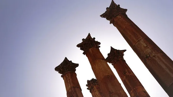 Silhueta Colunas Pedra Capitéis Contra Céu — Fotografia de Stock
