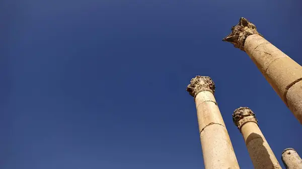 Visão Baixo Ângulo Colunas Pedra Capitéis Contra Céu — Fotografia de Stock