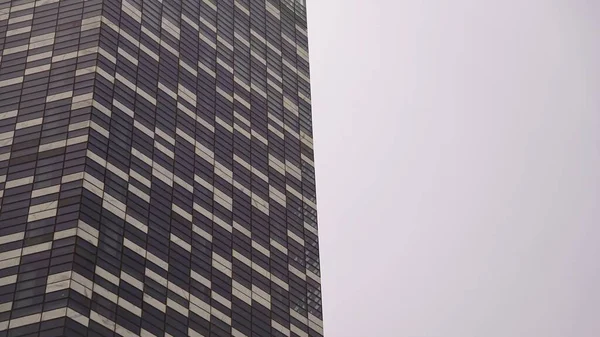 Nízký Úhel Fasády Kancelářské Budovy Proti Obloze — Stock fotografie