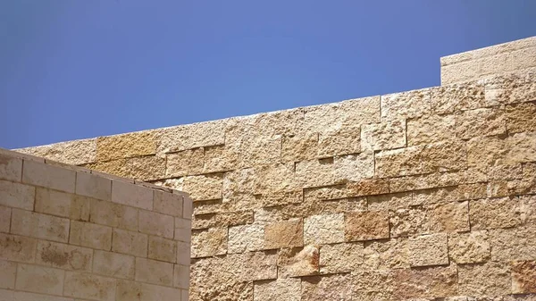 Rustieke Stenen Muur Tegen Blauwe Lucht — Stockfoto