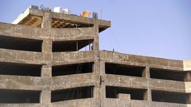 Arkaplan olarak çürüyen bina cephesi