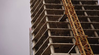 Gökdelen bina gökyüzüne karşı yapım aşamasında