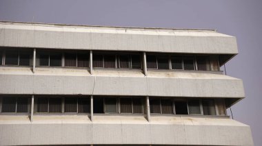 gökyüzüne karşı sanayi binası cephesi