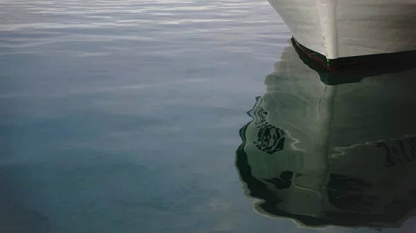 Reflexão Ondulante Quilha Barco Água — Fotografia de Stock