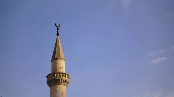 青い空に対するモスクミナレットタワー — ストック写真