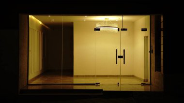 Geceleri konut binasına giriş kapısı