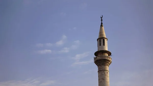 Башня Минарета Мечети Против Голубого Неба — стоковое фото