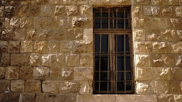 Rustykalna Ściana Fasady Zamkniętym Oknem — Zdjęcie stockowe