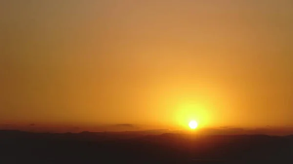 Ηλιοβασίλεμα Πάνω Από Βουνά Ενάντια Στον Ουρανό — Φωτογραφία Αρχείου
