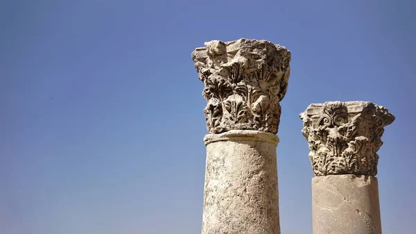 Columnas Capiteles Piedra Clásicos Contra Cielo Azul —  Fotos de Stock