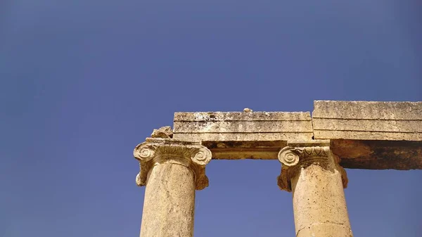 Columnas Que Sostienen Estructura Piedra Contra Cielo — Foto de Stock