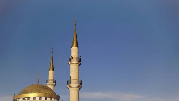 Здание Мечети Минаретными Башнями Против Голубого Неба — стоковое фото