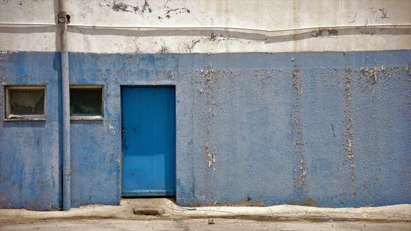 Blå Dörr Väderbeständig Fasad — Stockfoto
