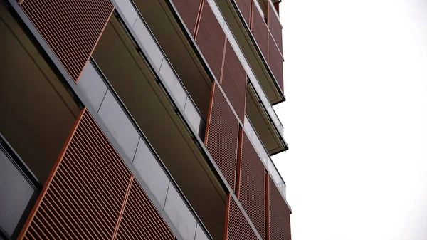 Alacsony Látószögű Kilátás Modern Lakóépület Homlokzat Ellen — Stock Fotó