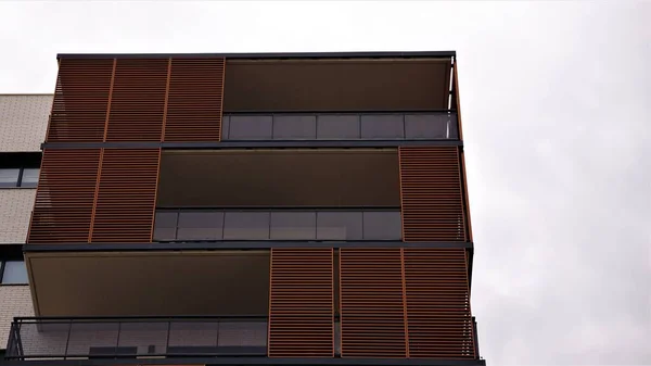 Nízký Úhel Balkonů Moderní Budově Proti Obloze — Stock fotografie