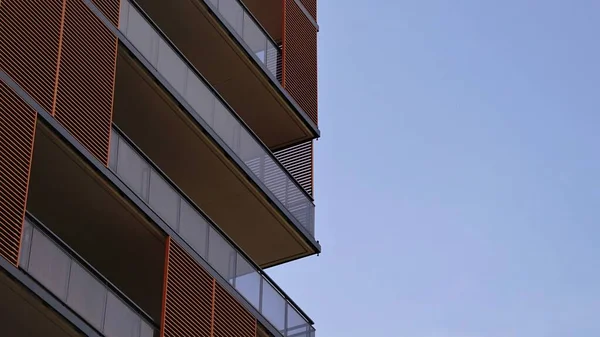 Μοντέρνα Πρόσοψη Κτιρίου Γυάλινα Μπαλκόνια Και Ομπρέλες — Φωτογραφία Αρχείου