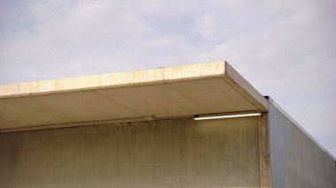 Gökyüzüne bakan beton korse