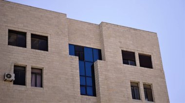 Mavi gökyüzüne karşı bina cephesi