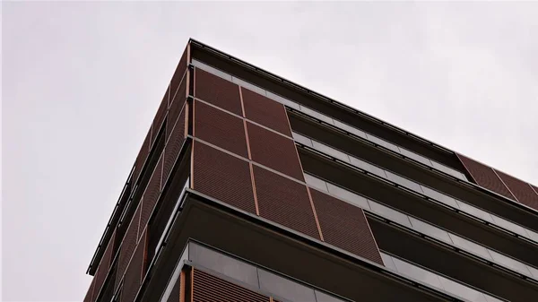 Gökyüzüne Karşı Balkonları Olan Modern Konut Binasının Cephesinin Köşesinde — Stok fotoğraf