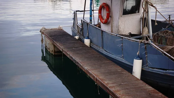 Rustikales Fischerboot Hafen Festgemacht — Stockfoto