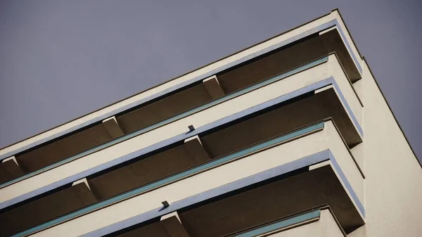 空に対するセメントバルコニーのファサード — ストック写真
