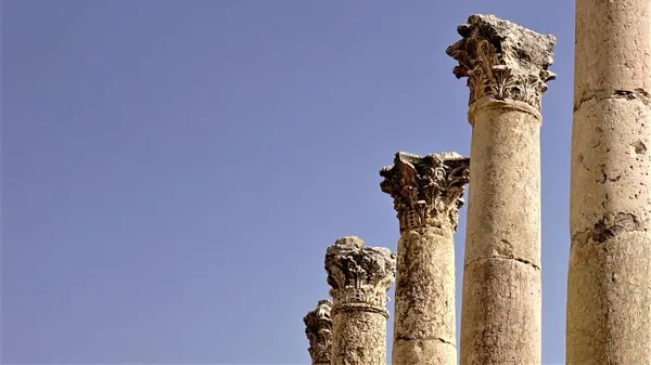 Starożytne Kamienne Kolumny Ustawione Pod Niebem — Zdjęcie stockowe