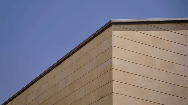 窓のない幾何学的なファサードビルの一角 — ストック写真