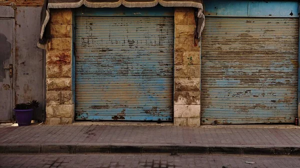 Caddeye açılan metal kapılar.