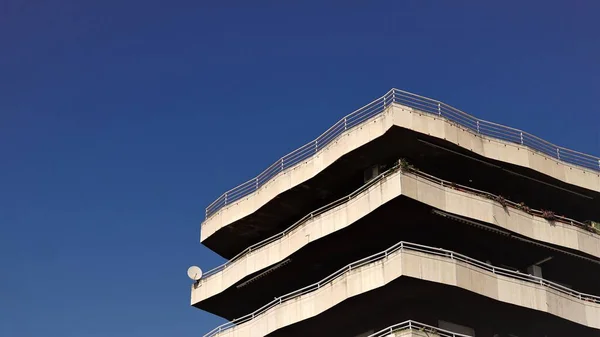 建物からの低角度角のファサード — ストック写真