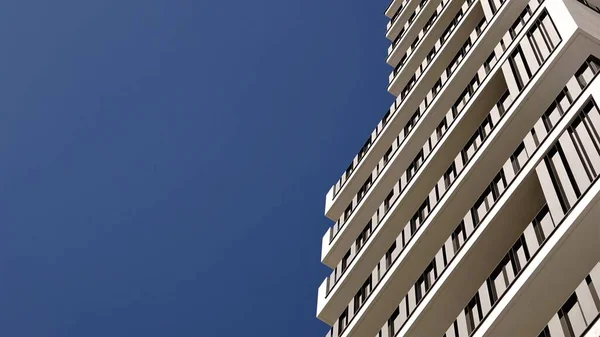 Baixo Ângulo Fachada Edifício Residencial Moderno Contra Céu — Fotografia de Stock