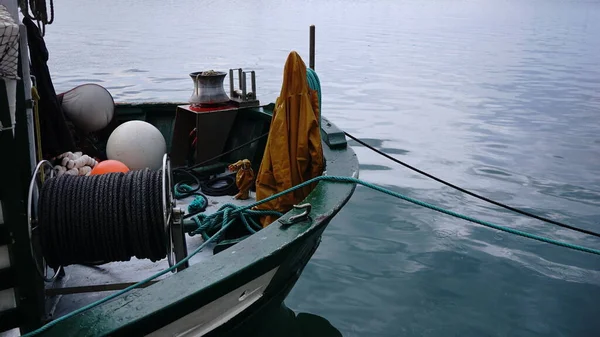 停泊在港口的渔船的船尾 — 图库照片