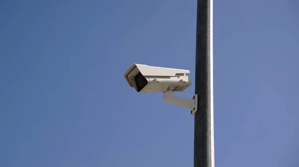 Câmera Vigilância Contra Céu Azul — Fotografia de Stock