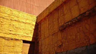 Arka planda kimyasal izolatörler var.