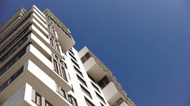 Modern binanın düşük açısı gökyüzüne karşı beyaz cephe