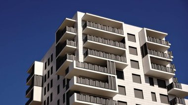 Çağdaş iskan binasının gökyüzüne karşı ön cephesi