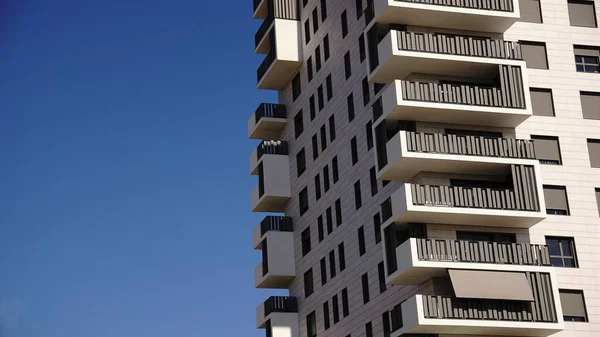 Moderno Edifício Residencial Vista Fachada Contra Céu — Fotografia de Stock