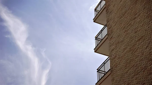 Профиль Балконов Жилых Зданий Против Неба — стоковое фото