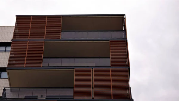 Låg Vinkel Balkonger Modern Byggnad Mot Himlen — Stockfoto