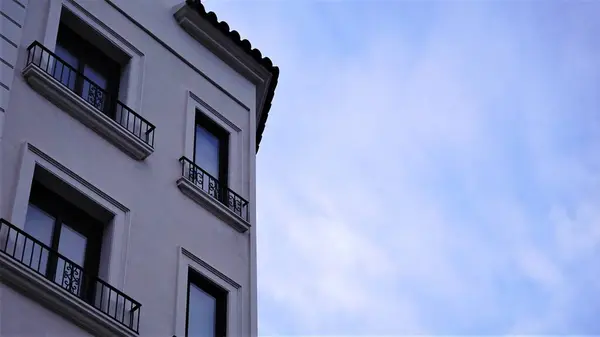 Niedriger Winkel Der Städtischen Wohnhausfassade Als Hintergrund — Stockfoto