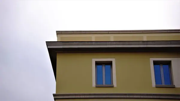 Gökyüzüne Karşı Cephedeki Pencere — Stok fotoğraf