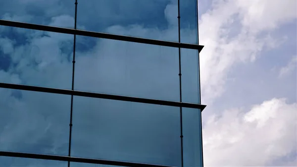 Abstraktní Pozadí Skleněné Fasády Odrážející Oblačnou Oblohu — Stock fotografie