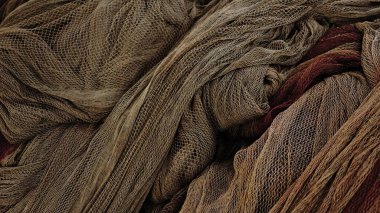 Yığınla endüstriyel balık ağı sallıyor.