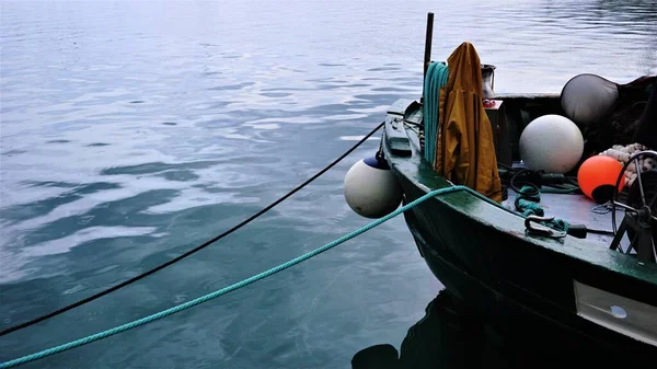 Кормовий Рибальський Човен Морі — стокове фото