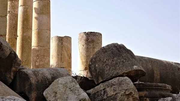 Каменные Колонны Археологических Останков Против Неба — стоковое фото